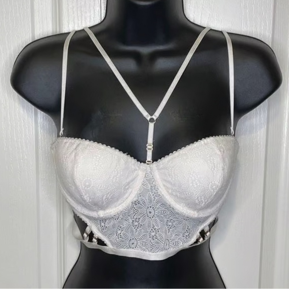 Victoria’s Secret Elegant Lace Underwire Bra in Cream